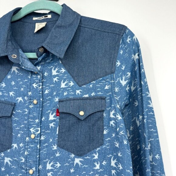 LEVI'S WOMEN'S PRINTED DENIM COLOR BLOCKED ANNIE SHIRT, BLUE BIRD, MEDIUM - Picture 4 of 11